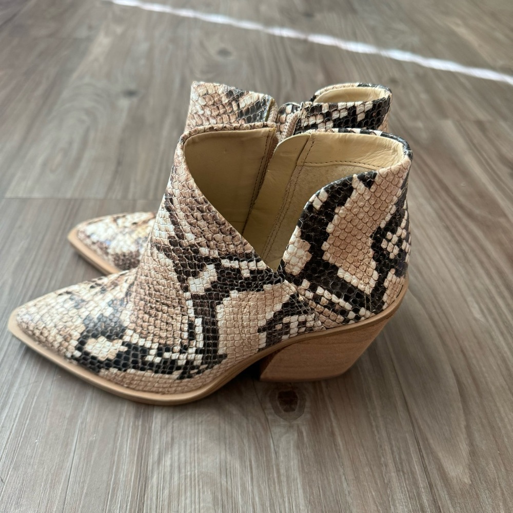 Vince Camuto ankle boots - looks new